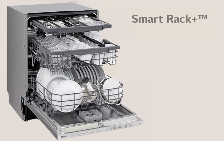A képen egy edényekkel megpakolt mosogatógép látható nyitott ajtóval.