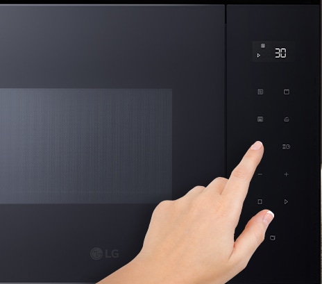 Érintésére reagáló vezérlőpanel az LG beépíthető mikrohullámú sütőn.