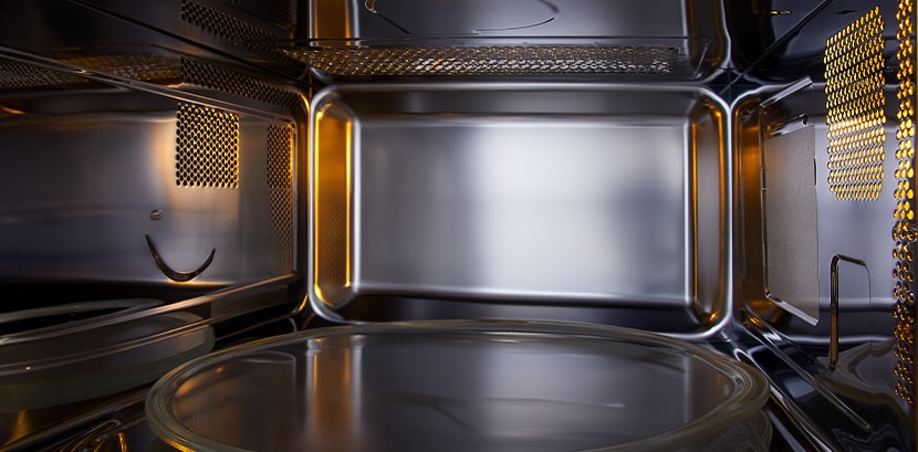 Az LG beépíthető mikrohullámú sütő rozsdamentes acél belső tere.
