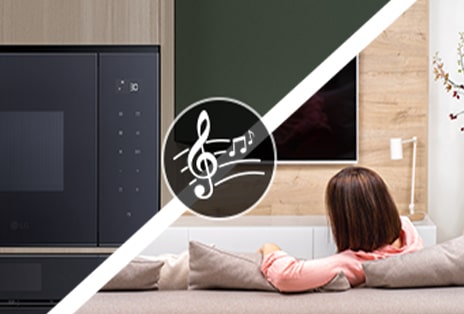 Az LG beépíthető mikrohullámú sütő jelzését egy nő hallja, aki a nappaliban pihen.