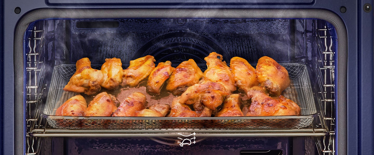 Air Fry funkcióval sülő csirkeszárny LG beépíthető sütőben.