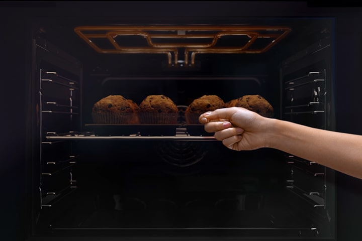 Videó, amely bemutatja, hogy InstaView™ technológiával hogyan világít a sütő belseje az ajtón kopogás után.