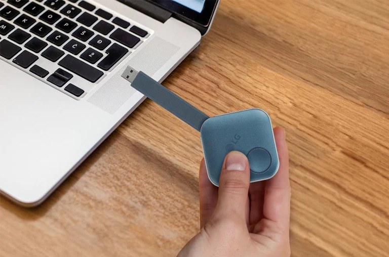 Párosítás után egyszerűen az USB-adatpert a személyi számítógéphez csatlakoztatva oszthatja meg képernyőjét az LG kijelzőn keresztül.
