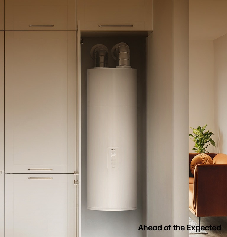 Modern konyha fehér konyhabútorral és LG vízmelegítővel, „Ahead of the Expected” szlogennel.