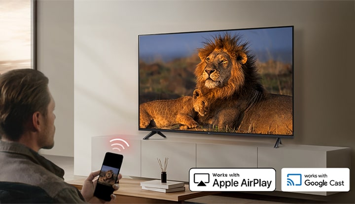 Egy szállodai vendég vezeték nélküli tartalomközvetítő technológiával tartalmat streamel egy okostelefonról a szobai TV-re.