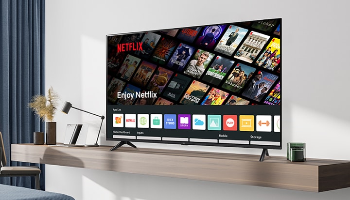 A szállodai tartalom, beleértve a Netflix alkalmazást, a szállodai szobában a TV-n látható.