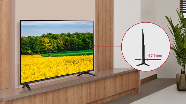 Az AU731C készülék problémamentesen van felszerelve a szállodai szobában, és az oldalnézet kiemeli a vékony kialakítását.