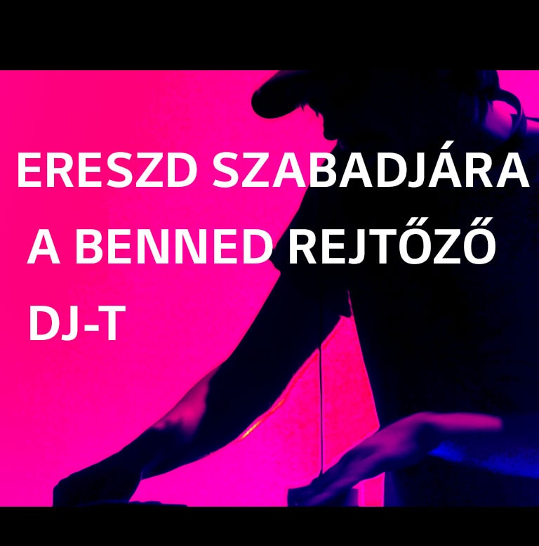 Egy férfi forgatja a DJ-kontrollert.