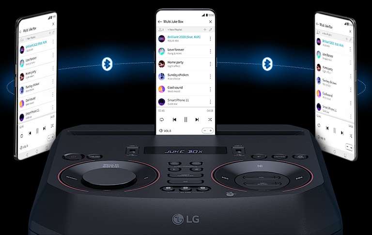 Egy okostelefon az LG XBOOM RNC9 tetején, és két másik okostelefon lebeg körülötte. Az okostelefonok között egy Bluetooth logó látható.