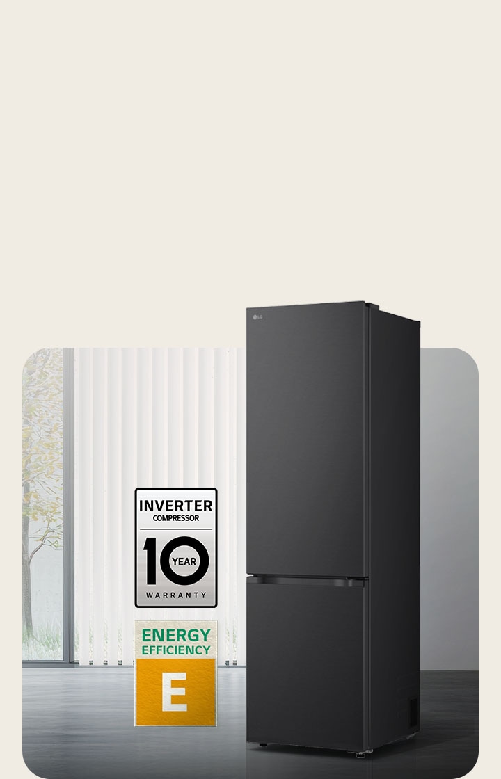 LG fekete alulfagyasztós hűtő egy szobában, 10 éves Inverter Kompresszor garancia és D energiahatékonyság ikonok.