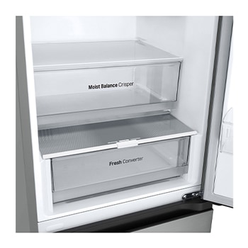 Elölnézet, csak a felső ajtó nyitva, élelmiszerekkel