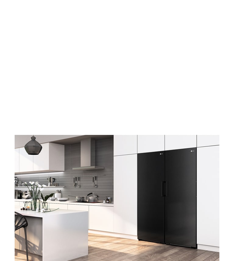 A fagyasztószekrény láthatóan tökéletesen illeszkedik egy modern konyhabútorba.