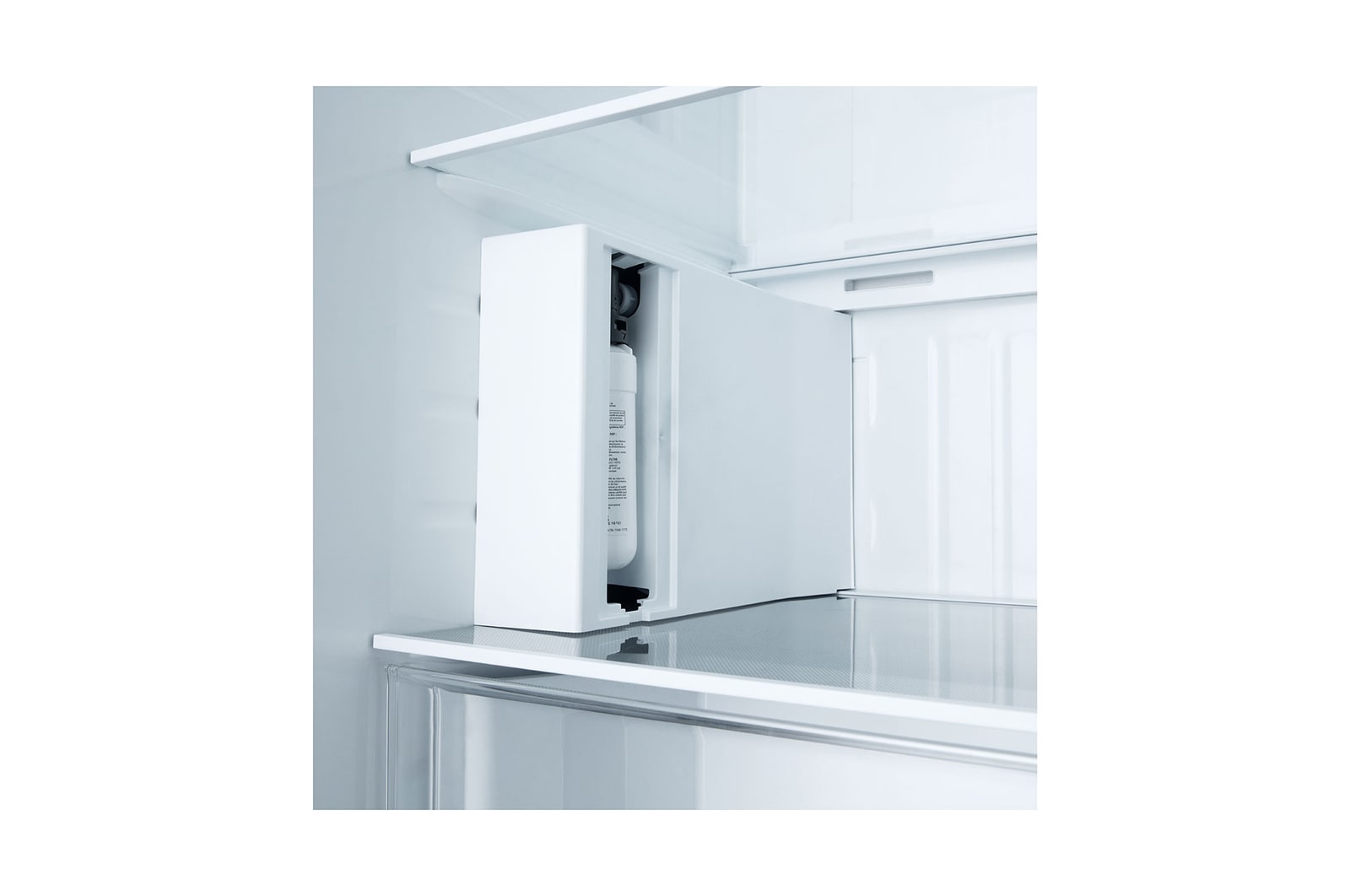 Bal oldali nézet, nyitott ajtóval élelmiszerekkel