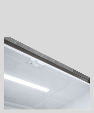 Közeli kép az LG Multi-Door hűtő szórt fényű LED világításáról.