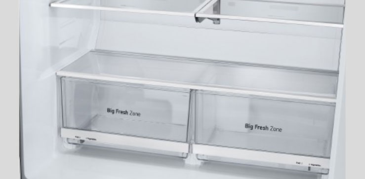 Közeli kép az LG Multi-Door hűtő széles polcairól.