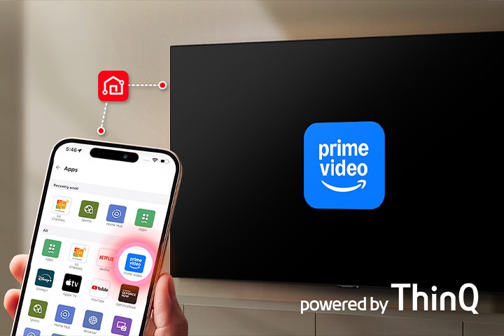 Okostelefonon LG ThinQ alkalmazás, egy LG Smart TV előtt, Prime Video logóval szemléltetve az egyérintéses alkalmazásindítást