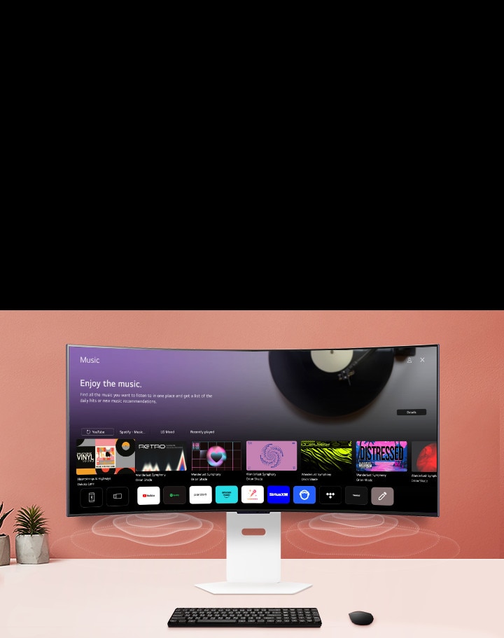 Az asztalon elhelyezett intelligens monitor képernyőjén a MUSIC APP képernyője jelenik meg.