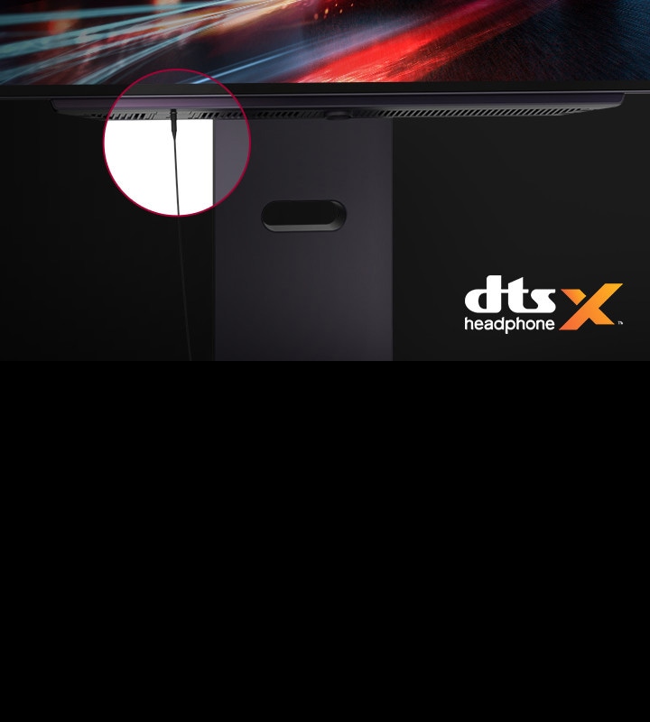 Közelkép a monitorállványról hozzácsatlakoztatott fejhallgató kábellel és a DTS Headphone X logóval.