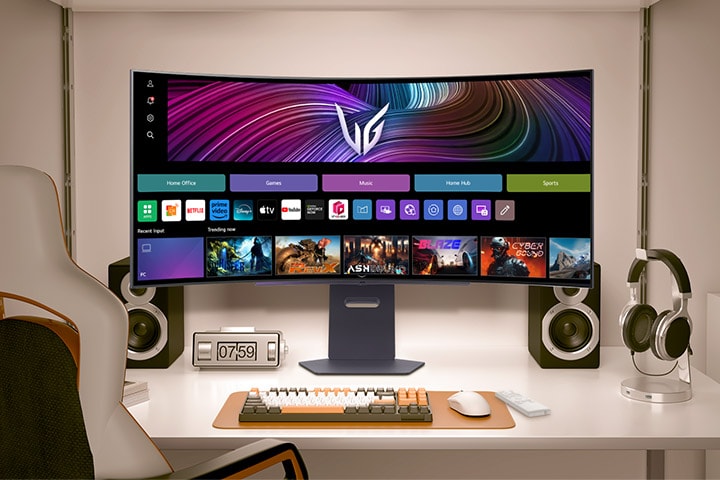 A videó egy asztalon elhelyezett monitor elölnézetét mutatja, amelyen felváltva webOS-képek és játékmenet-látványelemek láthatók.