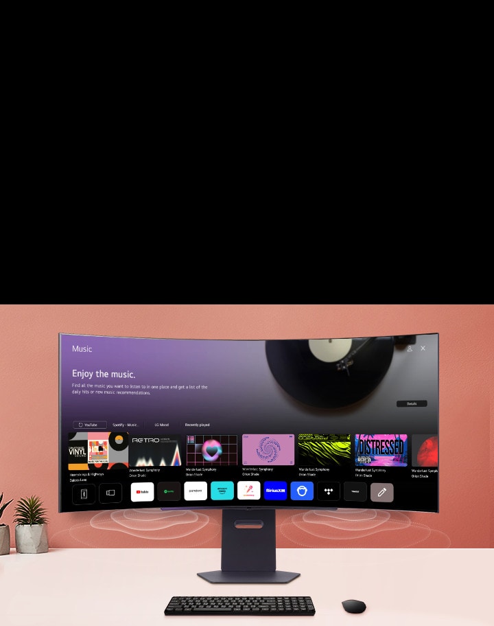 Az asztalon elhelyezett intelligens monitor képernyőjén a MUSIC APP képernyője jelenik meg.