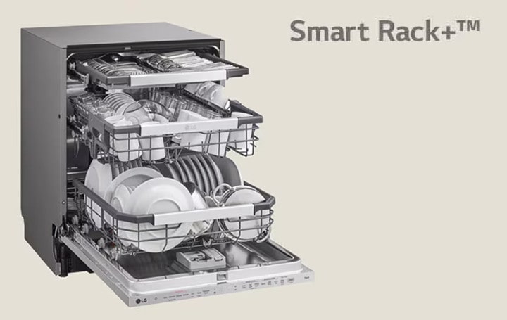 A képen egy edényekkel megpakolt mosogatógép látható nyitott ajtóval.