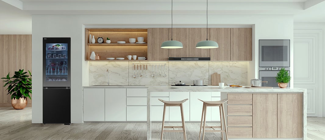 A képen egy szépen berendezett konyhában látható az LG InstaView Alulfagyasztós hűtőszekrénye.