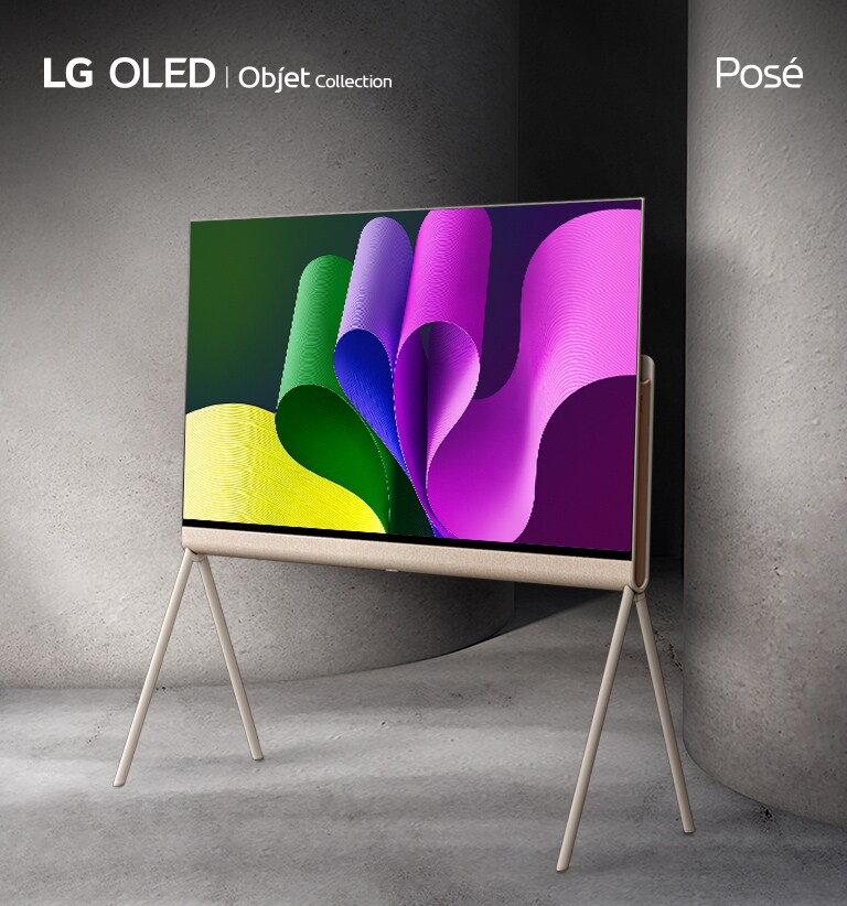 LG OLED Posé изглед отзад. Камерата се приближава, докато LG OLED Posé се завърта наляво, забавя се за близък план на логото LG Objet и изглед отстрани. Posé завършва под 45-градусов ъгъл, обърнат наляво, с цветни абстрактни произведения на изкуството на екрана, разположени между две големи сиви колони.