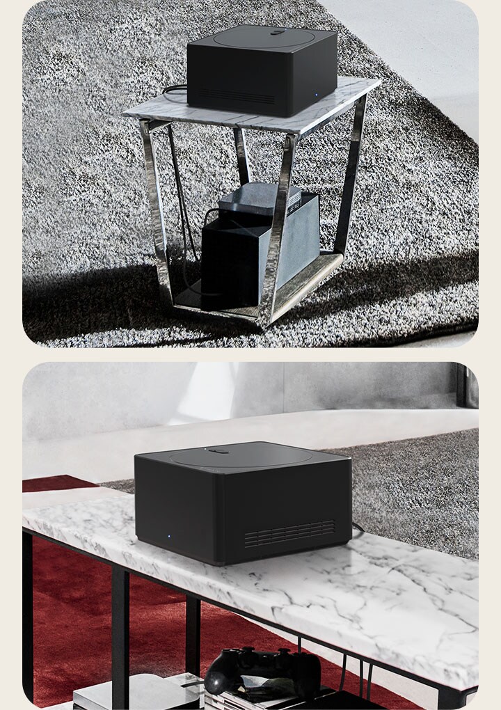 Három képen egy Zero Connect Box látható. Az első egy kábelt ábrázol, amelyet a Zero Connect Boxhoz csatlakoztatnak. A második képen egy Zero Connect Boxot látható egy kis asztal tetején, alatta eszközökkel. A harmadik egy Zero Connect Boxot ábrázol egy nagy asztal tetején, alatta eszközökkel és konzolokkal.
