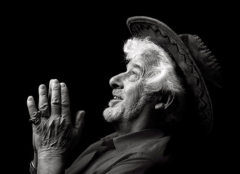 A 2000:1 kontrasztarányunk tiszta részleteket biztosít, még sötét felvételeken is, a kép minőségének romlása nélkül.