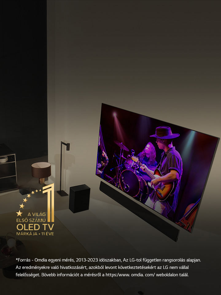 Légi felvétel egy férfiról és egy nőről, ahogyan egy modern lakásból nagy OLED TV-n koncertet néznek. A „World's No. 1 OLED TV for 11 Years” (11 éve a világ első számú OLED TV-je) embléma látható a képen. A felelősség kizárására vonatkozó nyilatkozhat szövege: "Forrás: Omdia egyéni mérés, 2013-2023 időszakban. Az LG-től független rangsorolás alapján. Az eredményekre való hivatkozásért, azokból levont következtetésekért az LG nem vállal felelősséget. Bővebb információt a mérésről a https://www. omdia. com/ weboldalon talál."