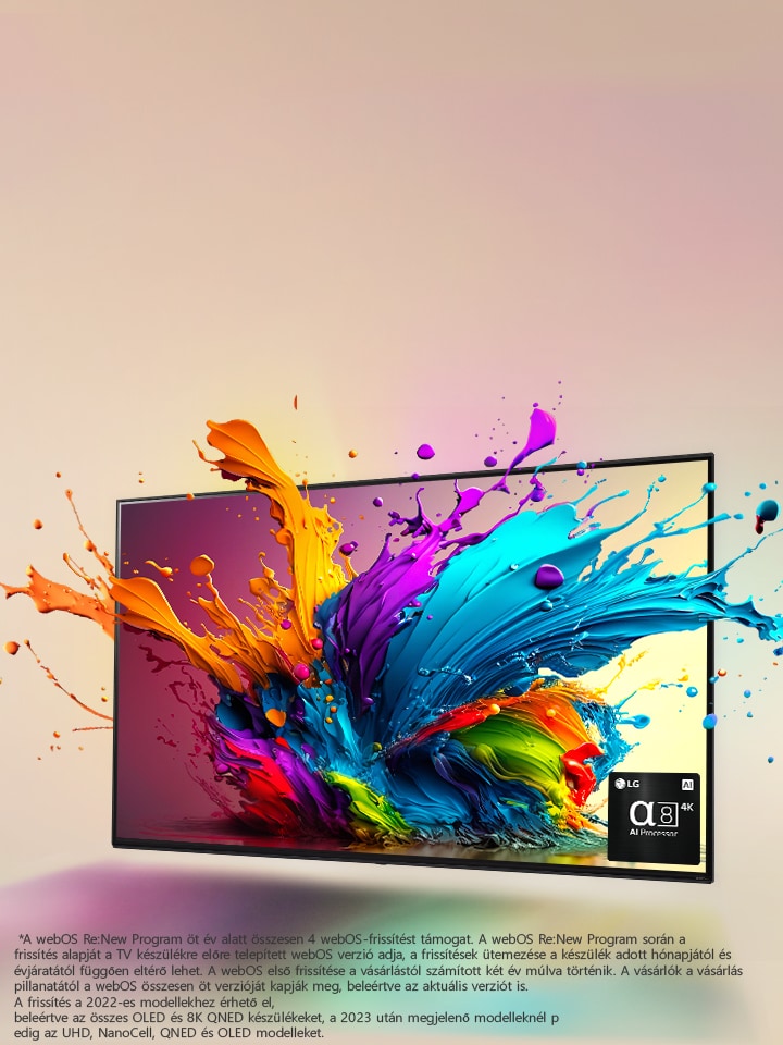 LG QNED TV egy halvány rózsaszín háttér előtt. A képernyőből színes festékcseppek és -hullámok törnek elő, a fény pedig sugárzik, és színes árnyékokat vet alulra. A tévéképernyő jobb alsó sarkában az alpha 8 AI processzor látható. A képen a „webOS Re:New Program” logó látható. A felelősség kizárására vonatkozó nyilatkozhat szövege: „A webOS Re:New program öt év alatt összesen négy frissítést támogat, az alapérték a webOS előre telepített verziója, a frissítési ütemezés pedig a hónap végétől az év elejéig változik.” „A frissítések és az egyes funkciók, alkalmazások és szolgáltatások ütemezése modellenként és régiónként eltérő lehet.”„A 2023-ban elérhető frissítések az UHD és a felette lévő modelleket foglalják magukban.
