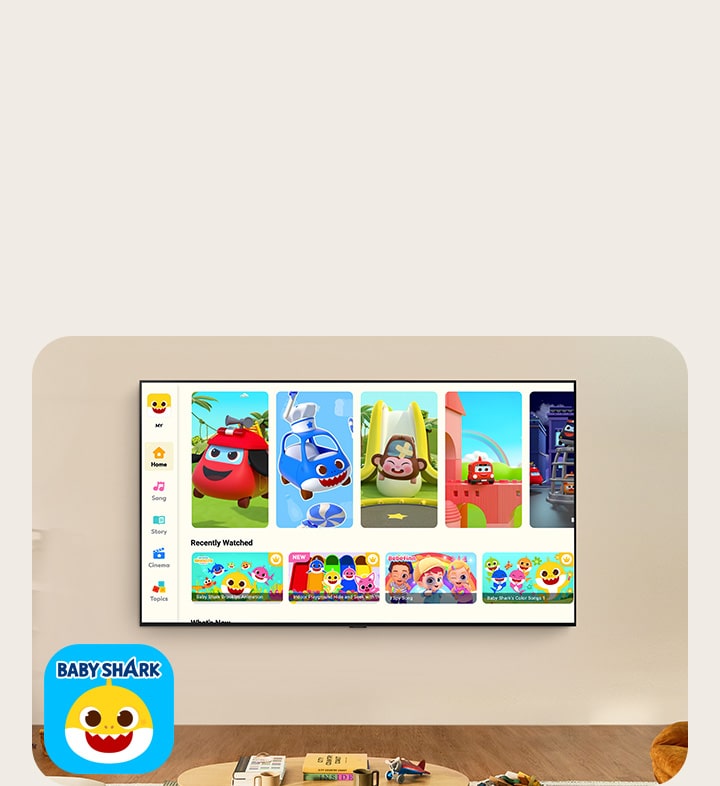 Seorang anak kecil menonton Pinkfong di LG TV yang terpasang di dinding di ruang tamu dengan mainan anak-anak. 