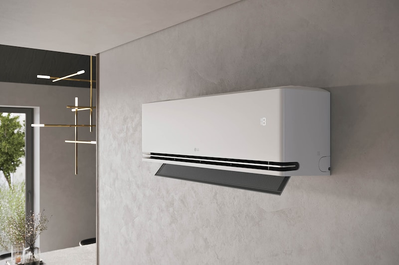 AC LG AI Air dengan sirip (vane) terbuka yang menampilkan suhu 18°C.