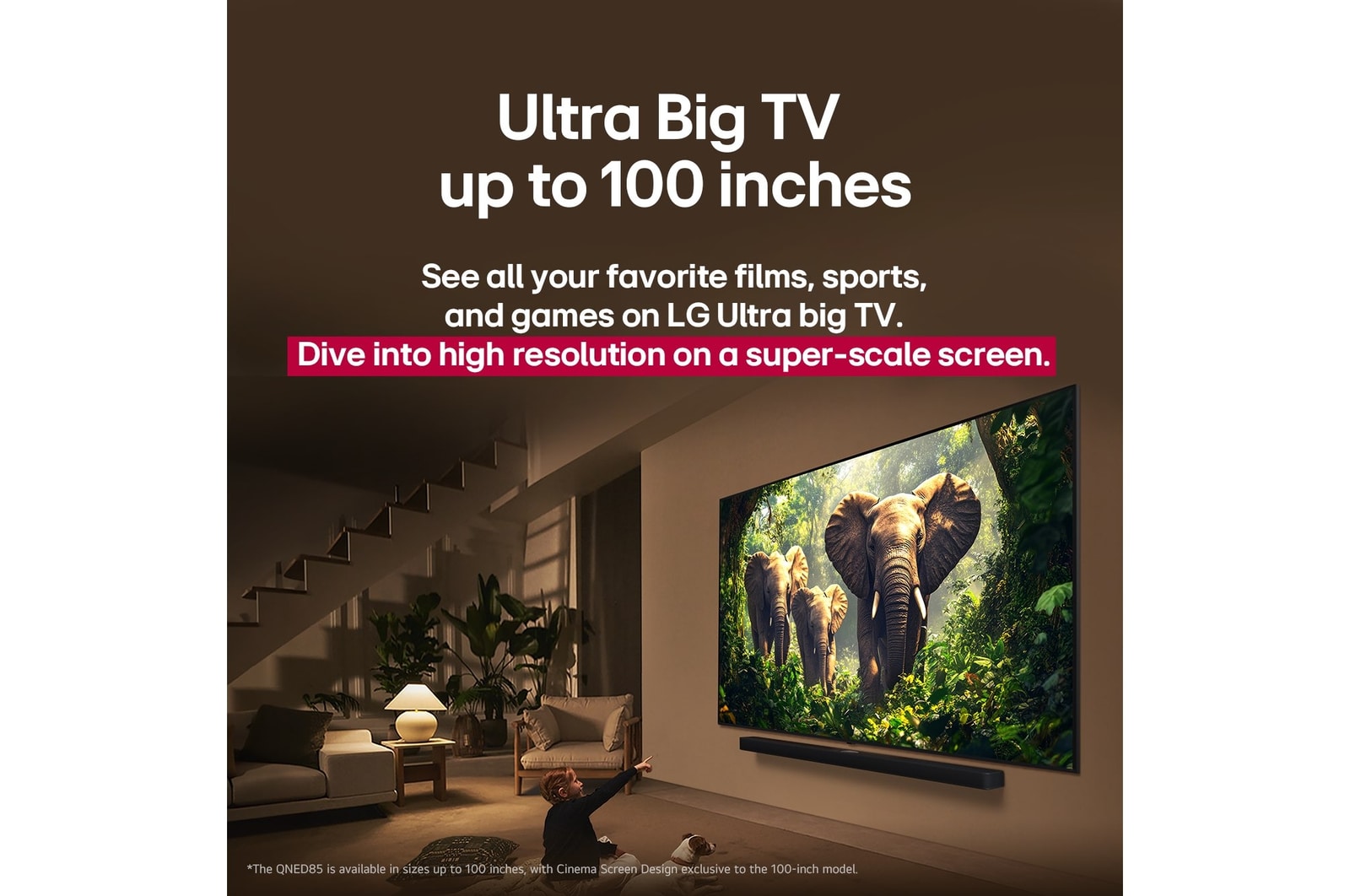Seorang gadis dan seekor anjing duduk di depan LG QNED TV yang terpasang di dinding yang menggambarkan tiga gajah berjalan keluar di atas LG Soundbar. Judulnya membahas tentang bagaimana setiap aksi menjadi lebih mendebarkan di layar besar.