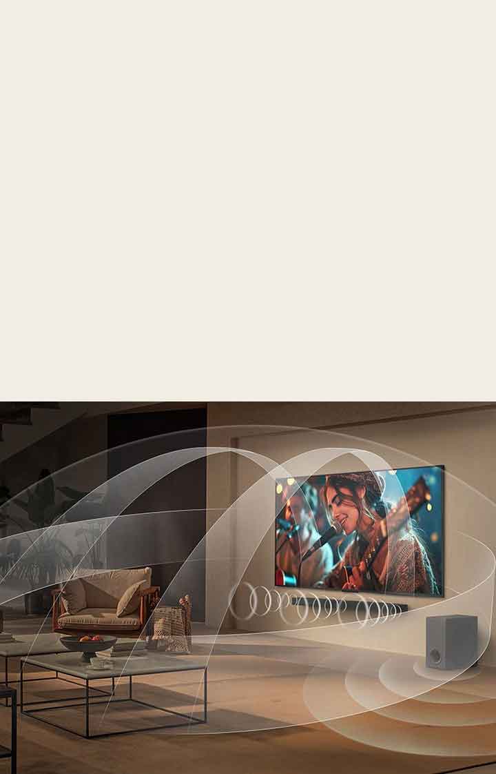 Ruang tamu dengan LG QNED TV dan LG Soundbar dengan grafis yang merepresentasikan bagaimana kedua perangkat tersebut mengisi ruang dengan suara multi-surround.