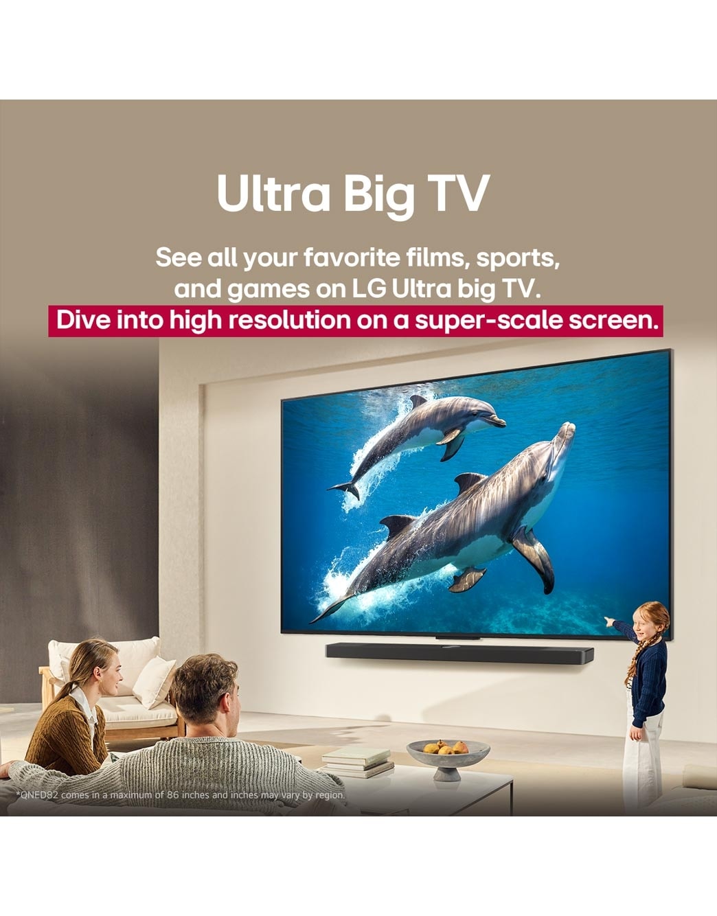 Sebuah keluarga duduk di sofa menghadap LG QNED TV yang terpasang di dinding dii atas LG Soundbar dengan seorang gadis kecil menunjuk ke layar yang menayangkan dua lumba-lumba. Judulnya membahas tentang bagaimana setiap aksi menjadi lebih mendebarkan di layar besar.