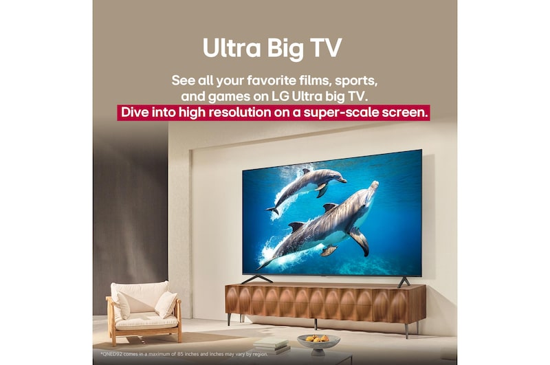 Sebuah keluarga duduk di sofa menghadap LG QNED TV yang terpasang di sebuah dudukan berdiri TV dengan seorang gadis kecil menunjuk ke layar yang menayangkan dua lumba-lumba. Judulnya membahas tentang bagaimana Anda dapat menikmati resolusi tinggi pada layar besar.