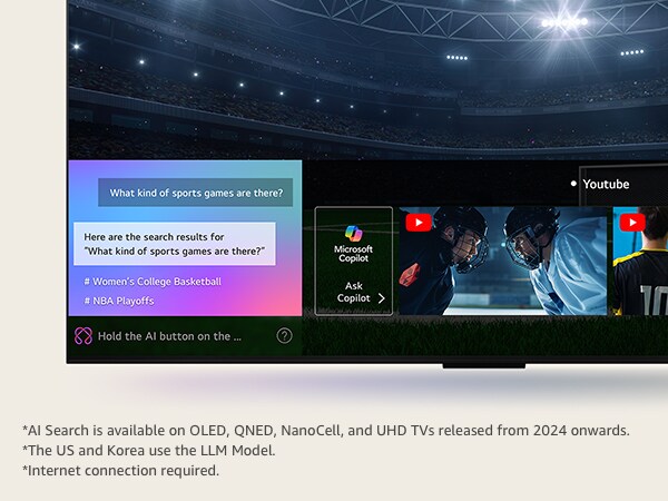 Layar TV LG menampilkan cara kerja Pencarian AI. Jendela obrolan kecil terbuka menampilkan cara pengguna menanyakan pertandingan olahraga apa saja yang tersedia. Pencarian AI merespons melalui obrolan dan dengan menampilkan thumbnail konten yang tersedia. Ada juga prompt untuk menanyakan Microsoft Copilot.