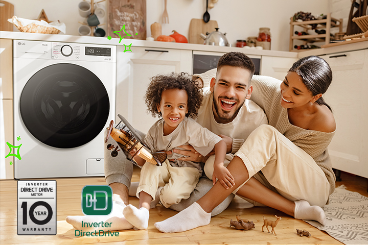 Keluarga tersebut sedang tersenyum di depan mesin cuci, dan terdapat gambar di sekeliling mesin cuci yang mengekspresikan kilauan dengan garis hijau.