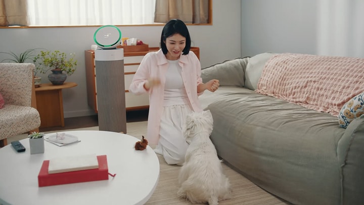 SHIN YE EUN bersantai di ruang keluarga bersama koleksi produk LG