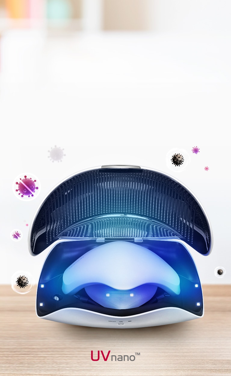 Wearable Air Purifier ditempatkan dalam UVnano case dan penutup wadahnya terbuka. Cahaya biru LED dan gambar bakteri diterapkan di sekitar produk untuk menunjukkan efek sterilisasi. Anda akan melihat logo UVnano di bawah gambar.