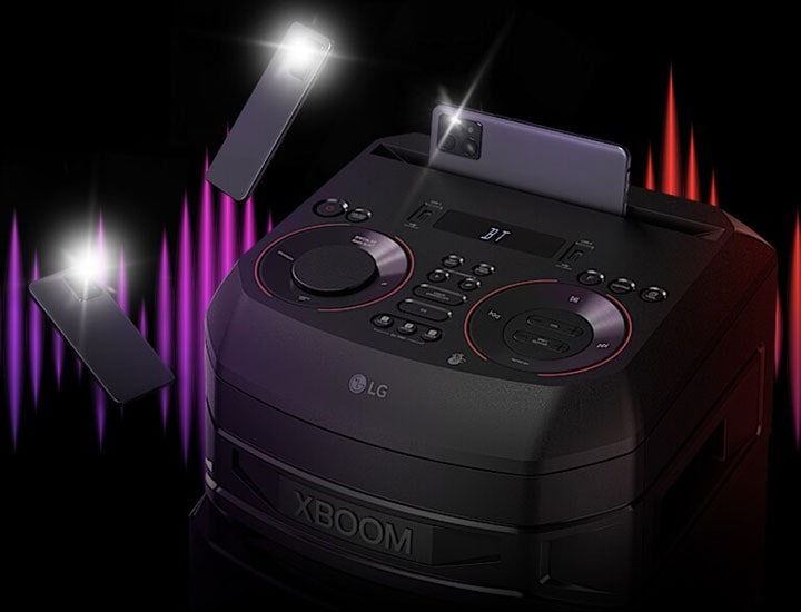 Tampilan close-up bagian atas LG RNC7. Dua smartphone berkedip melayang di sekitarnya. Ada persamaan warna-warni di belakang speaker.