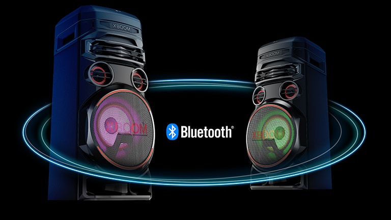 Dua RNC7 saling berhadapan secara diagonal dengan latar belakang hitam dengan logo Bluetooth di antaranya. Yang satu memiliki lampu ungu di woofer, dan yang lainnya memiliki lampu hijau.