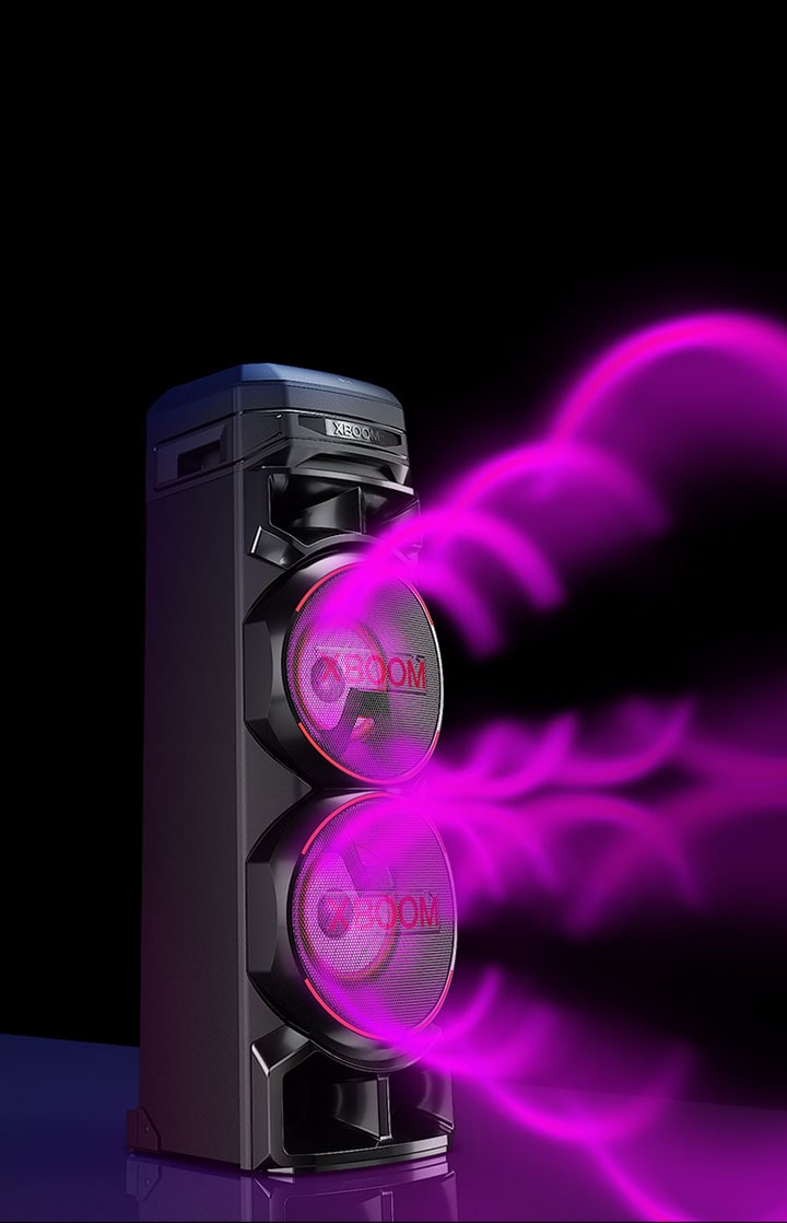 LG XBOOM RNC9 dengan sisi kiri mendekat ke depan di atas latar belakang hitam. Grafik suara bulatan ungu muncul dari woofer