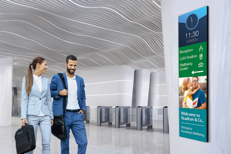 A bar type display is installed in a corporate lobby, showing four different contents simultaneously.