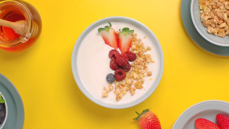 Menunjukkan yogurt yang difermentasi menggunakan LG NeoChef™.