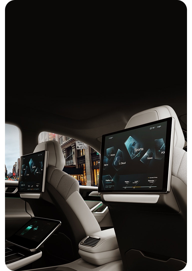 Gambar bagian dalam sebuah kendaraan dengan monitor terpasang.