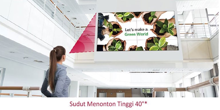 Seorang wanita melihat ke atas layar yang terpasang di lantai atas, dan warnanya ditampilkan dengan jelas tanpa distorsi.