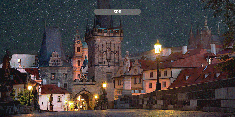 Pemandangan sebuah desa di malam hari pada HDR dan SDR, memiliki spektrum warna dan contrast ratio berbeda