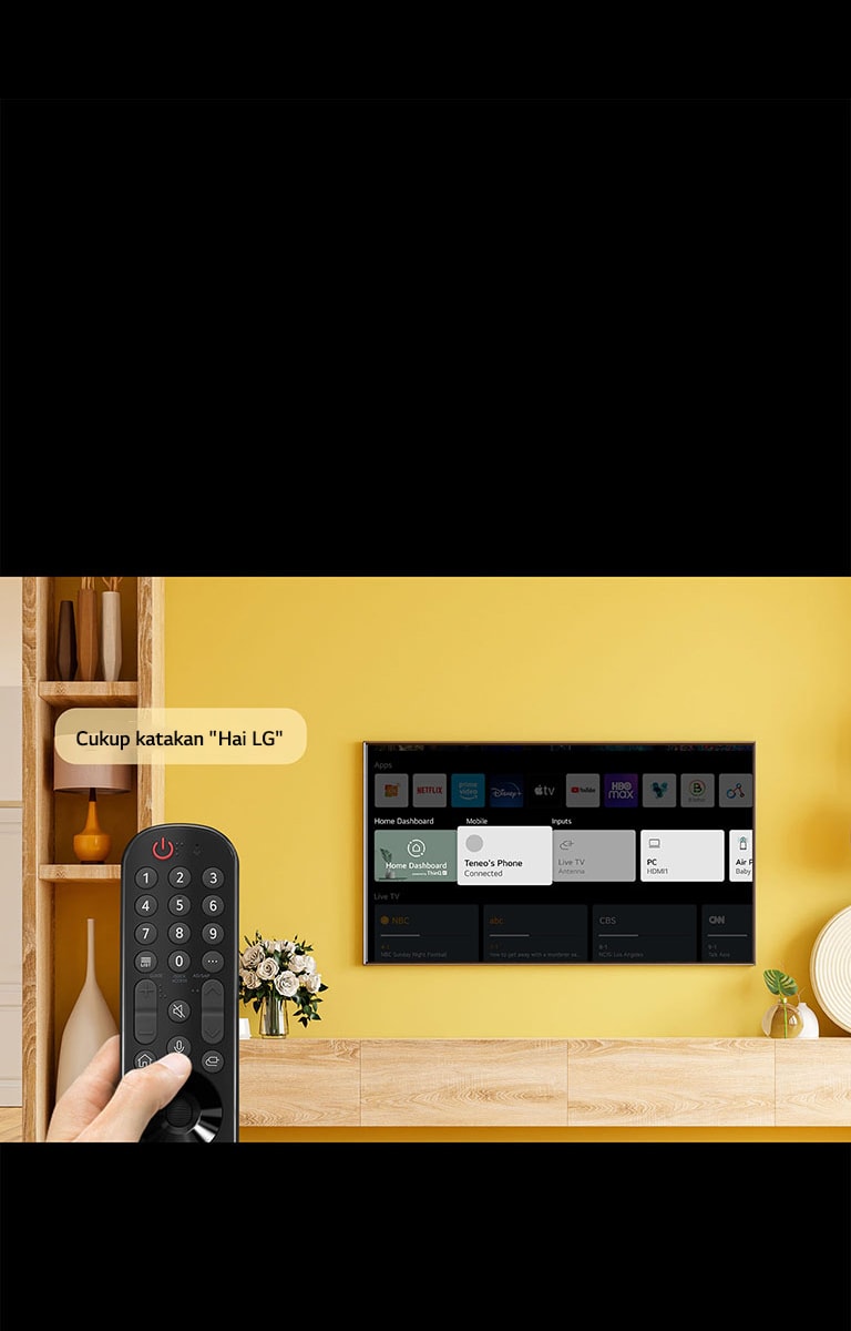 Seseorang sedang memegang remote TV di depan layar TV. Dalam gelembung ucapan tertulis “Cukup katakan Hai LG”.